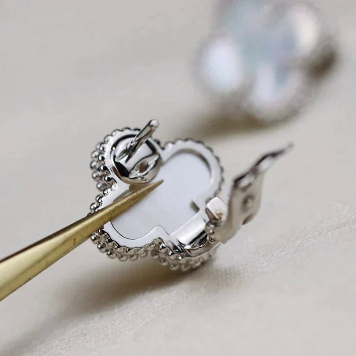 Glow Jewelry CLOVER MEDIUM 1 MOTIV WEISSE PERLMUTT-OHRRINGE SILBER