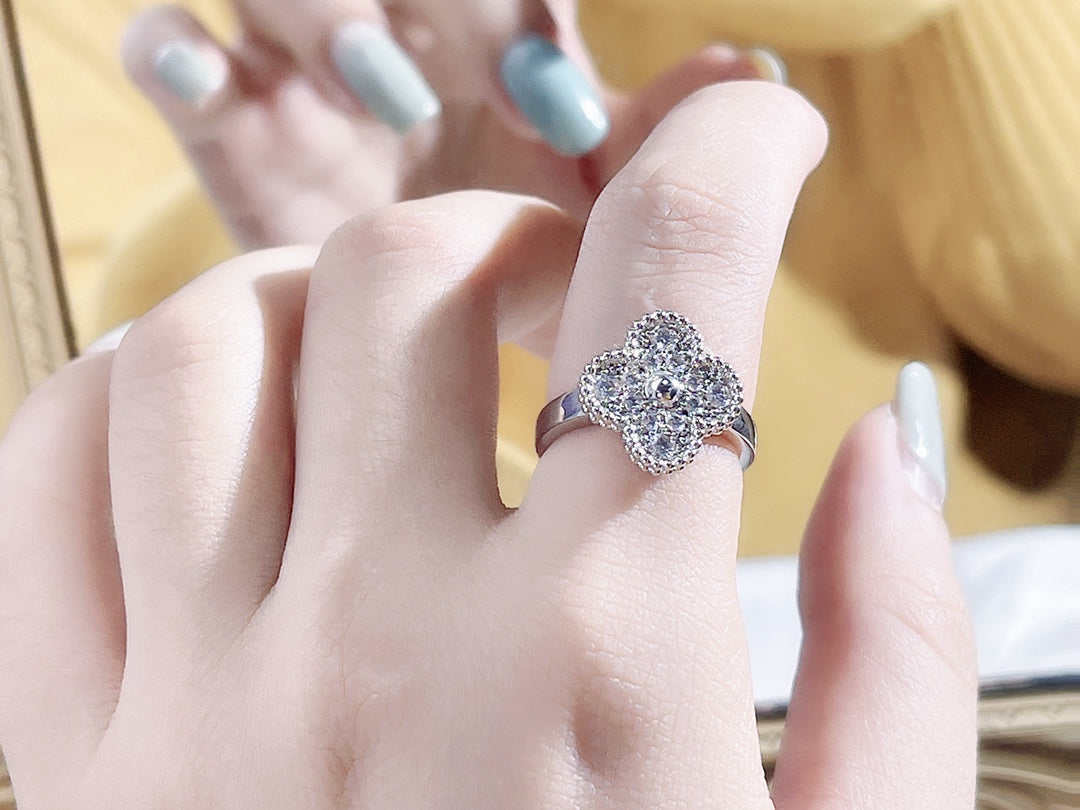 ¡®Glow Jewelry¡¯CLOVER DIAMOND RING
