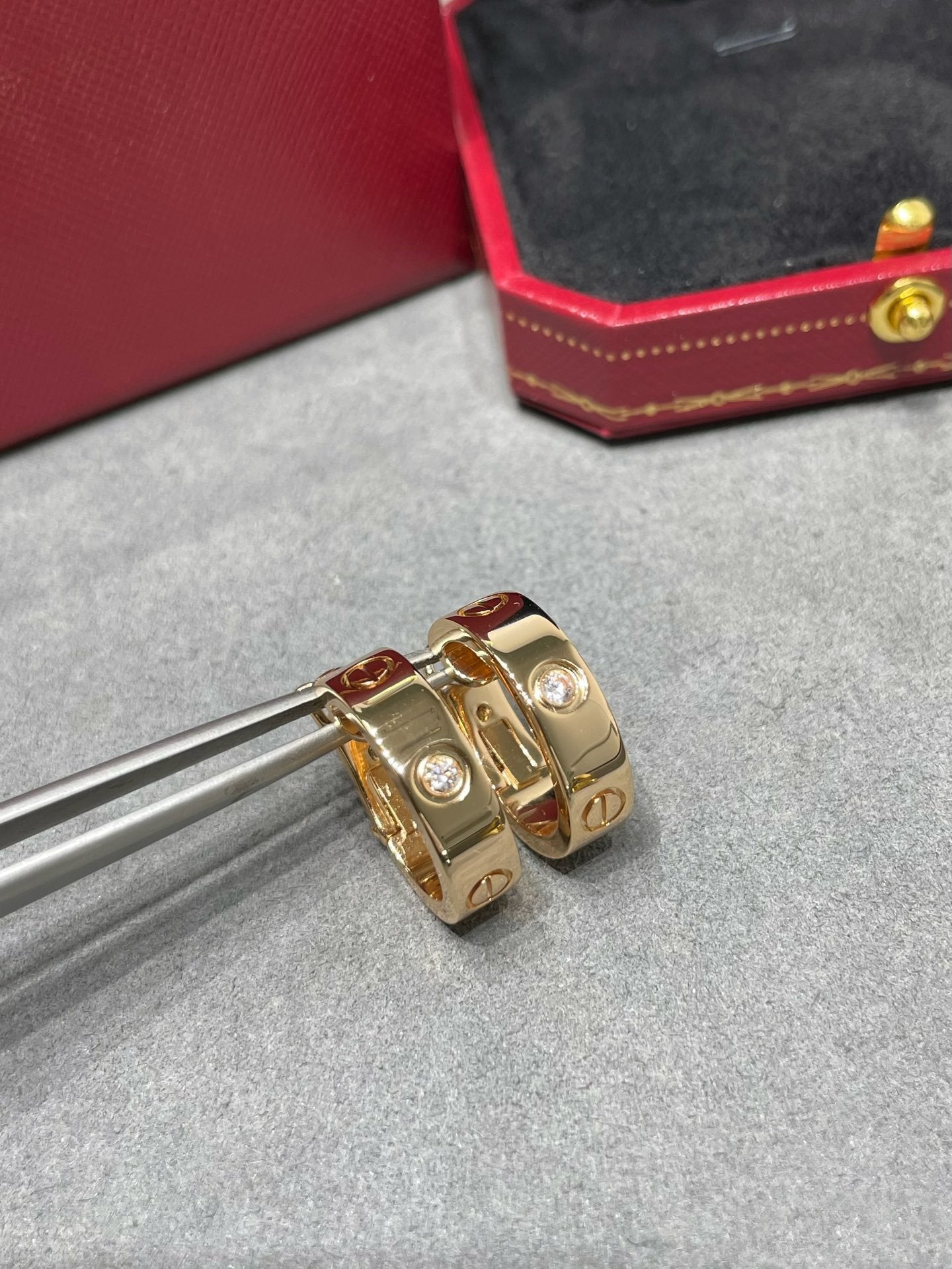 „Glow Jewelry“ LIEBE 5,5 MM 1 DIAMANT OHRRINGE
