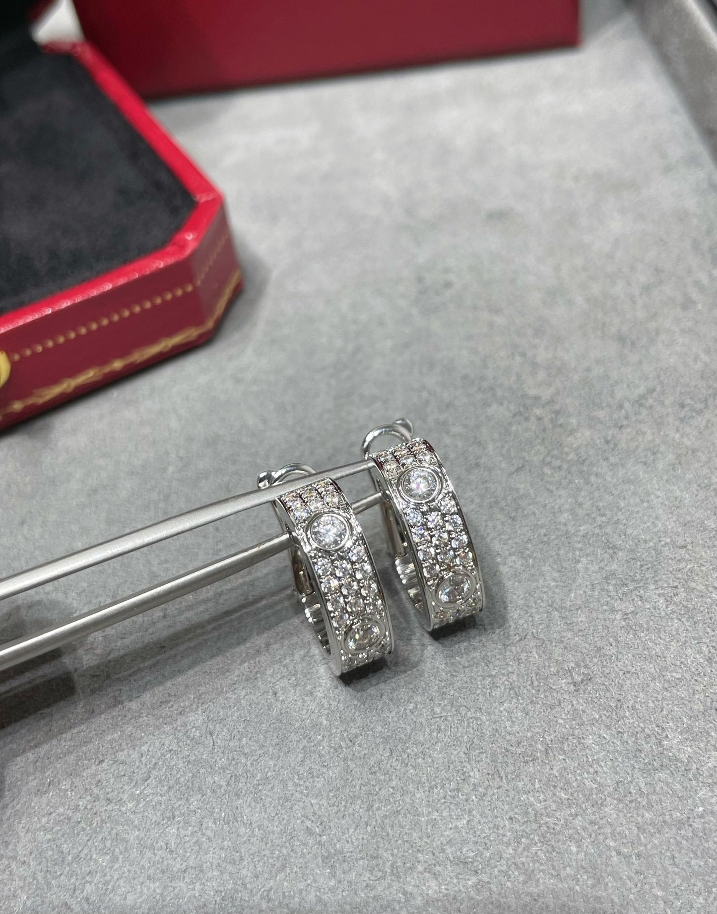 „Glow Jewelry“ LOVE 5.5MM DIAMANT BESETZTE OHRRINGE