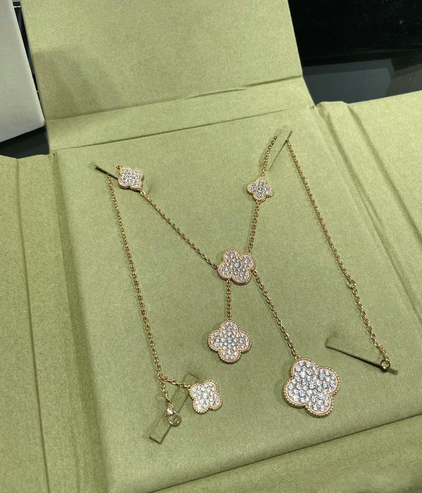 CLOVER 6 MOTIV HALSKETTE MIT DIAMANTEN-PAVÉ