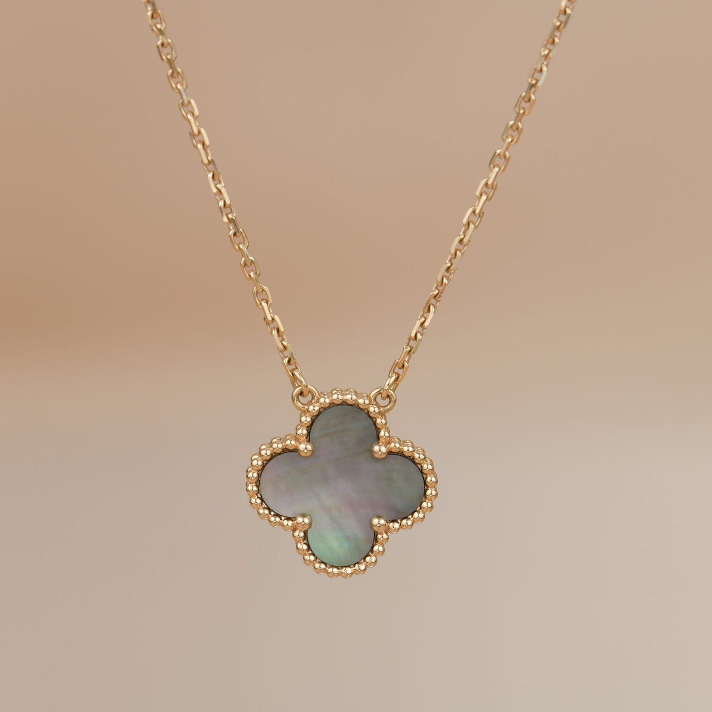 Glow Jewelry Kleeblatt 15MM GRAUE PERLMUTT HALSKETTE