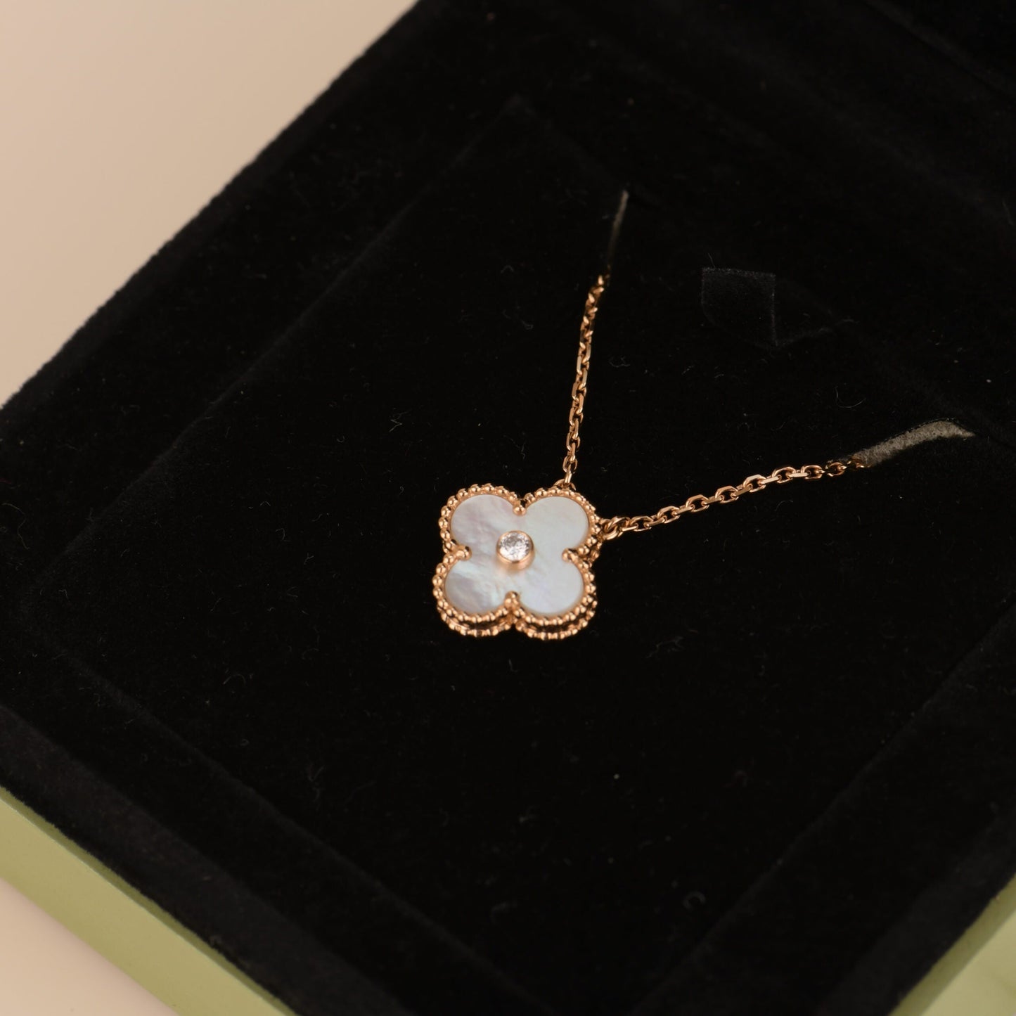 „Glow Jewelry“ KLEE 15MM DIAMANT WEISSE FRITILLARIA-HALSKETTE