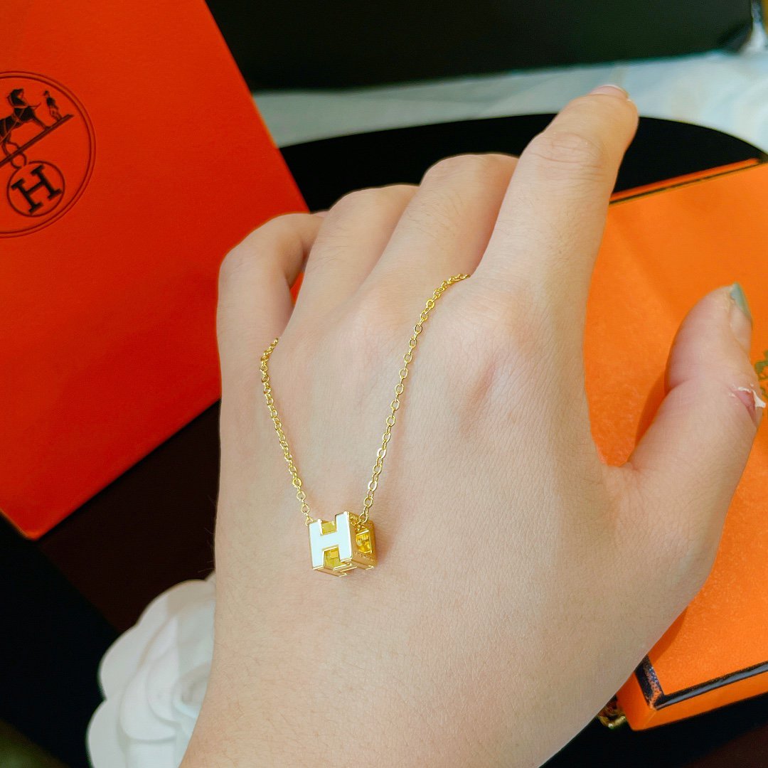 ¡®Glow Jewelry¡¯H WHITE SQUARE GOLD NECKLACE