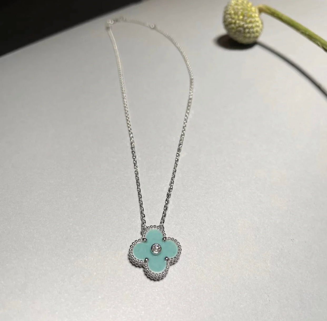 „Glow Jewelry“ CLOVER 1 DIAMOND LIGHT BLUE SILVER HALSKETTE