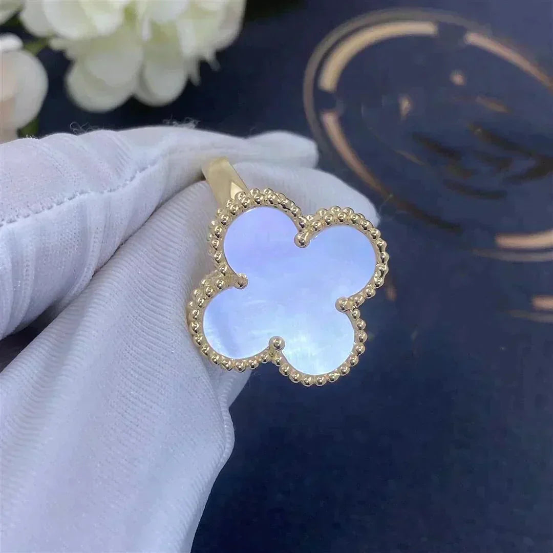'Glow Jewelry' Kleeblatt Ring mit weißem Perlmutt