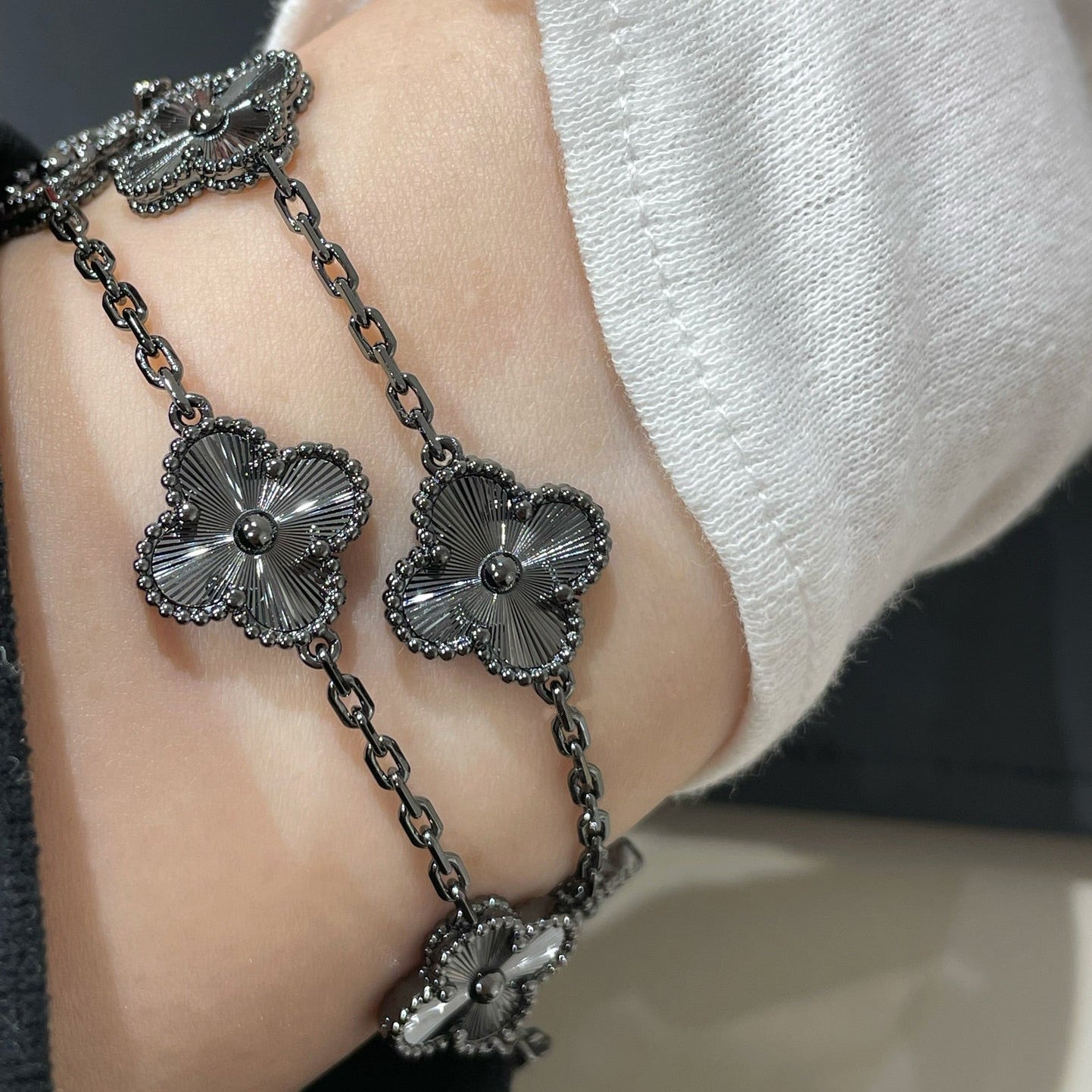 [グロウジュエリー]ニュー クローバー 5モチーフ ブラック ブレスレット