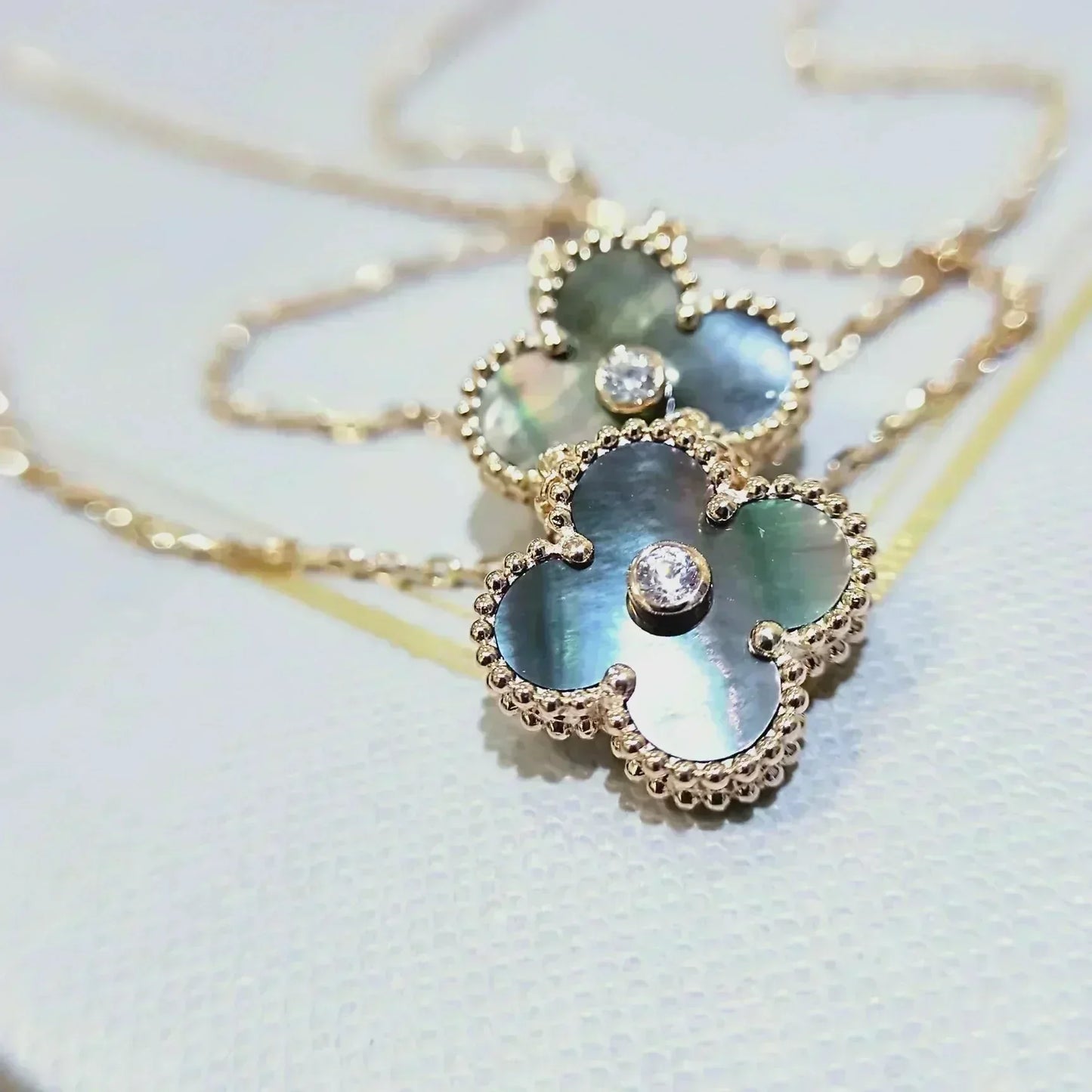 „Glow Jewelry“ Kleeblatt-Halskette mit 15 mm Diamanten und Perlmutt in Grau