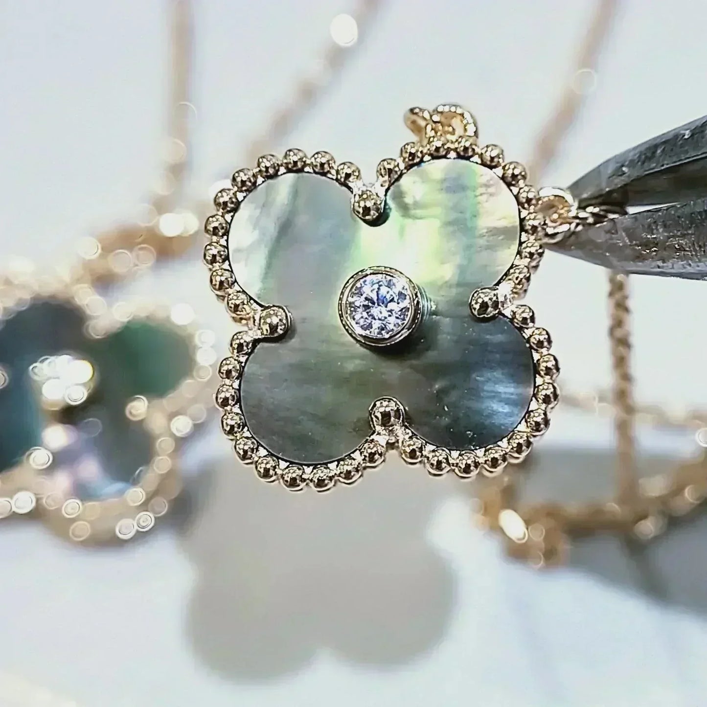 „Glow Jewelry“ Kleeblatt-Halskette mit 15 mm Diamanten und Perlmutt in Grau