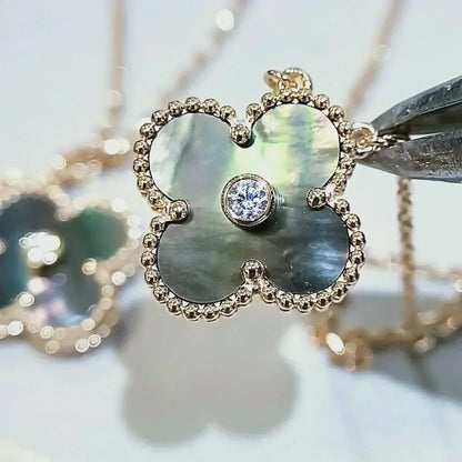 „Glow Jewelry“ Kleeblatt-Halskette mit 15 mm Diamanten und Perlmutt in Grau