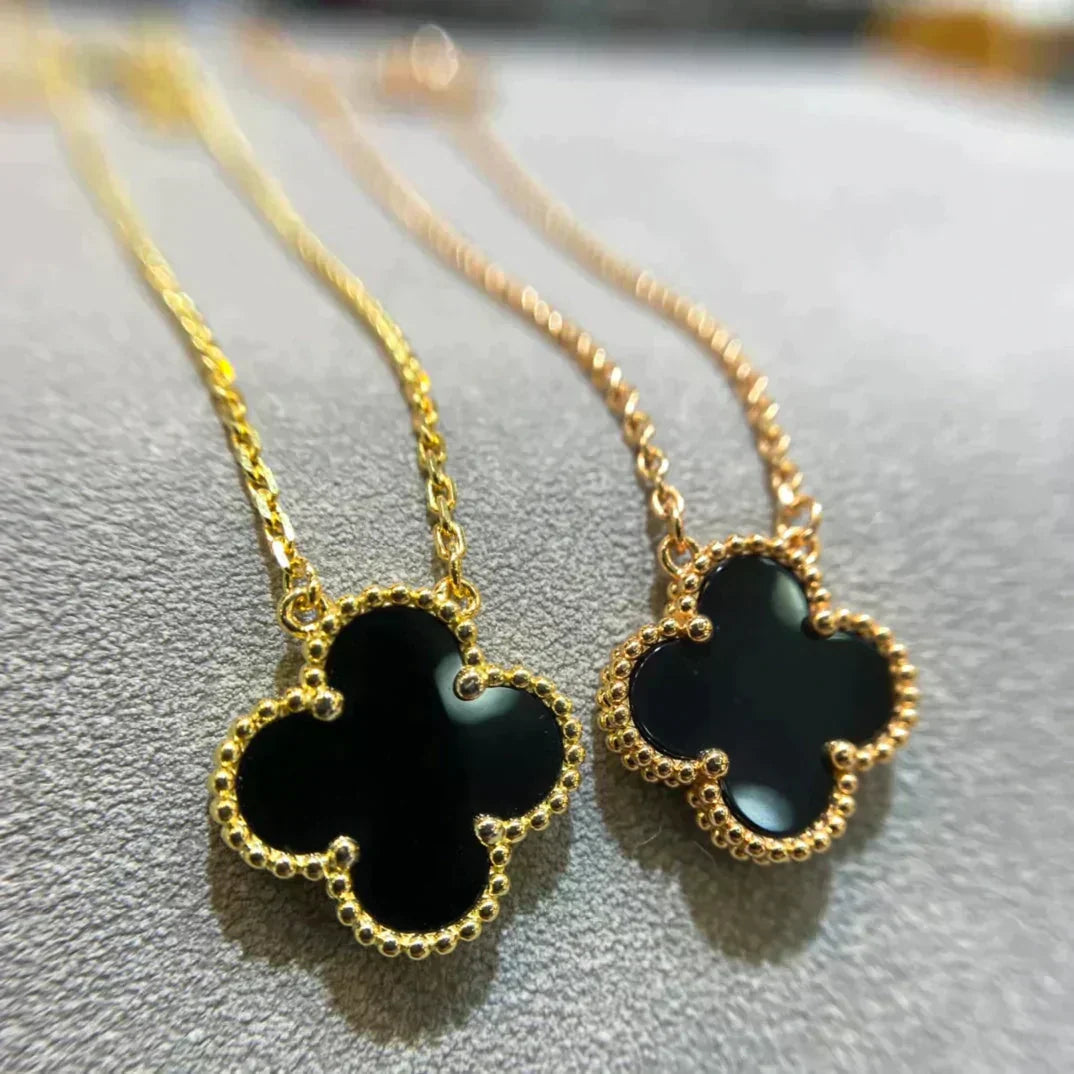 Glow Jewelry - Halskette mit einem 15 mm schwarzen Onyx-Kleeblattanhänger