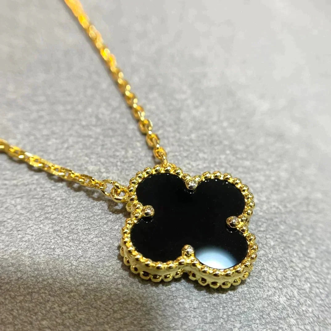 Glow Jewelry - Halskette mit einem 15 mm schwarzen Onyx-Kleeblattanhänger