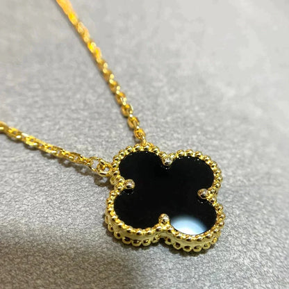 Glow Jewelry - Halskette mit einem 15 mm schwarzen Onyx-Kleeblattanhänger