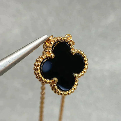 Glow Jewelry - Halskette mit einem 15 mm schwarzen Onyx-Kleeblattanhänger