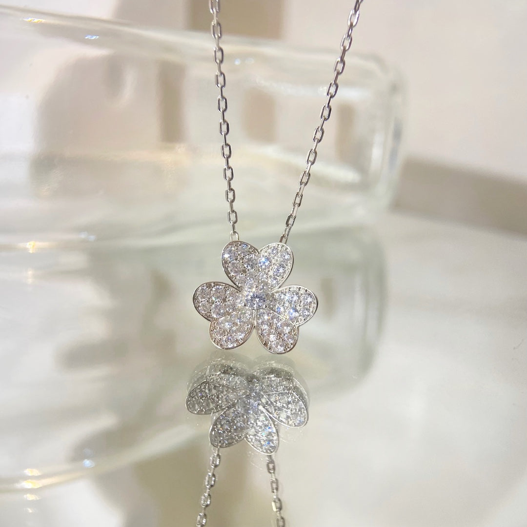 „Glow Jewelry“ BLUMEN-DIAMANTEN-HALSKETTE