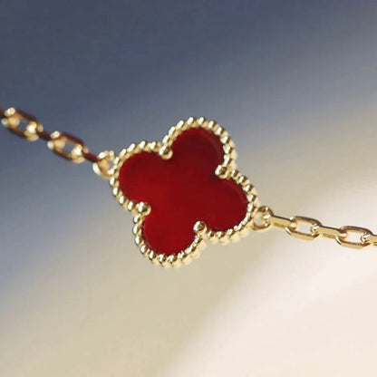 „Glow Jewelry“ Kleeblatt-Halskette mit 20 Motiven und Karneol