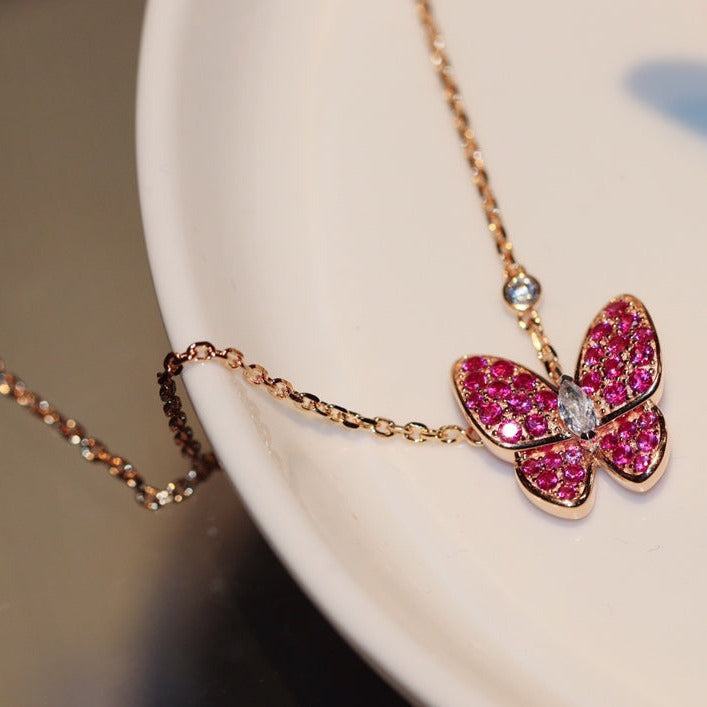 „Glow Jewelry“ SCHMETTERLING ROTER DIAMANT ROSÉGOLD-HALSKETTE