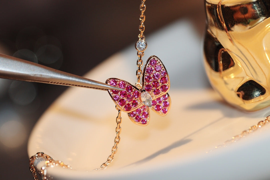 „Glow Jewelry“ SCHMETTERLING ROTER DIAMANT ROSÉGOLD-HALSKETTE