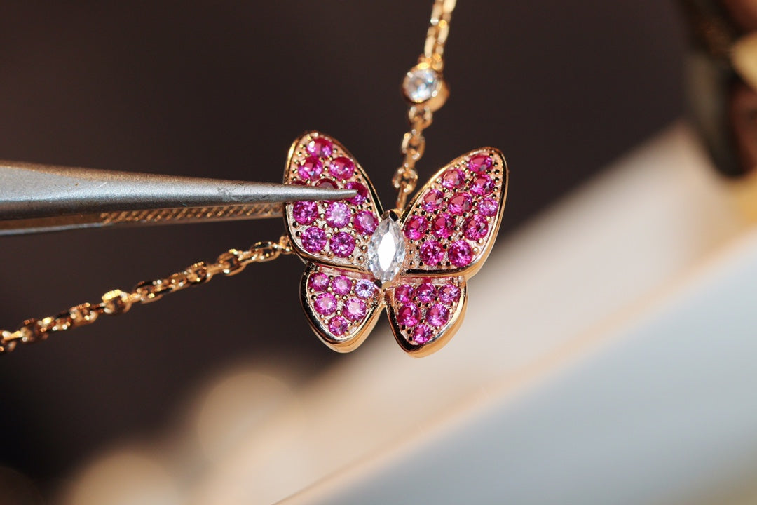 „Glow Jewelry“ SCHMETTERLING ROTER DIAMANT ROSÉGOLD-HALSKETTE