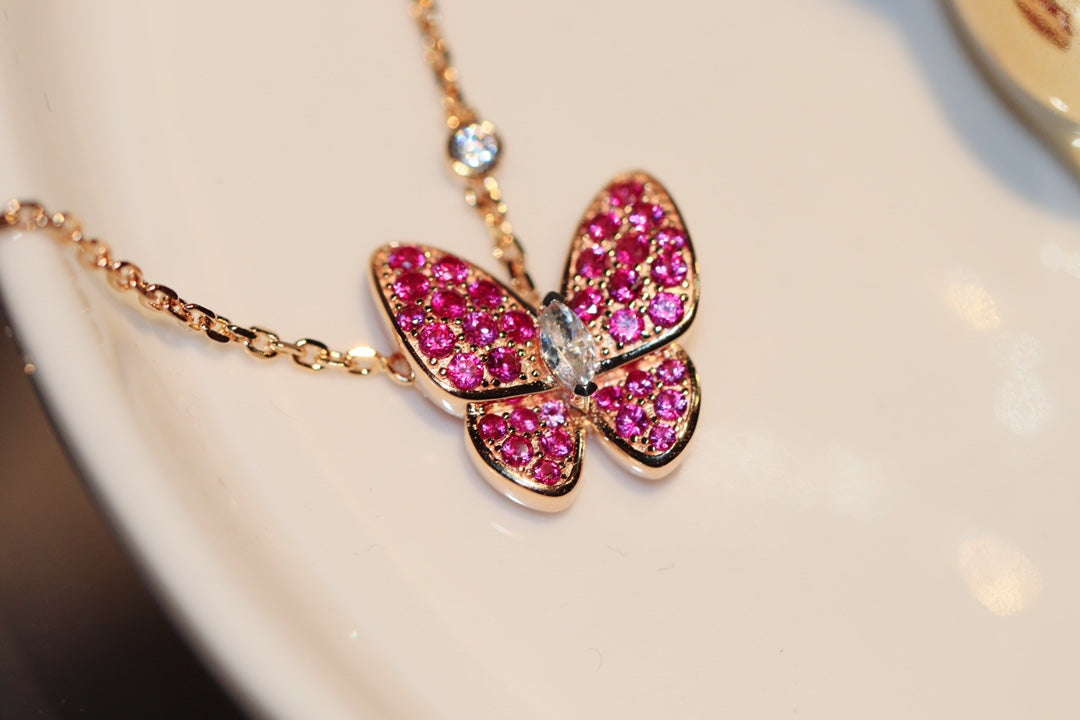 „Glow Jewelry“ SCHMETTERLING ROTER DIAMANT ROSÉGOLD-HALSKETTE