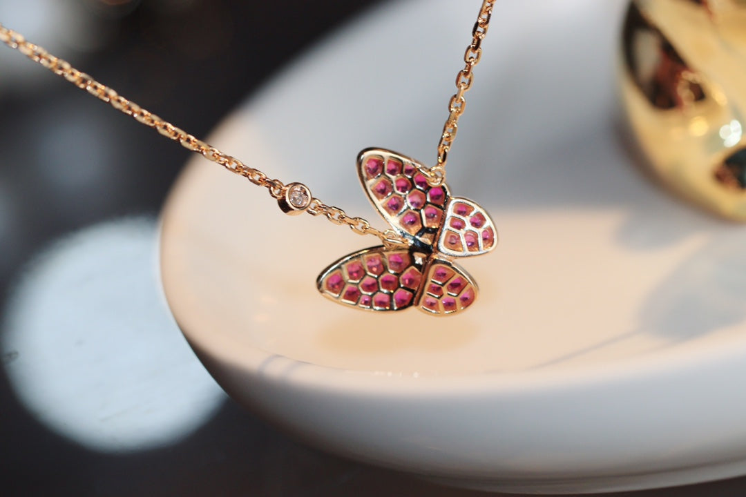 „Glow Jewelry“ SCHMETTERLING ROTER DIAMANT ROSÉGOLD-HALSKETTE
