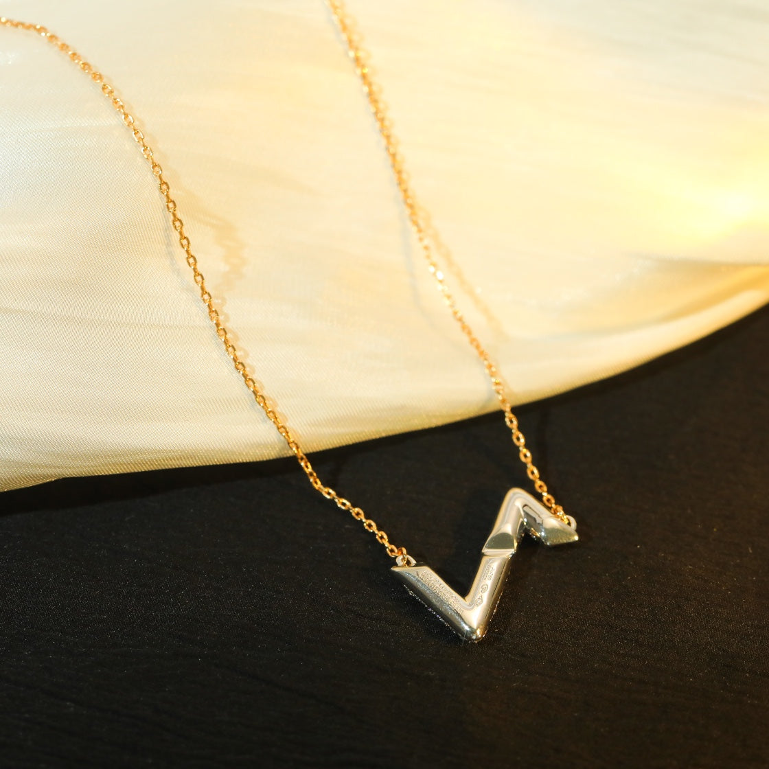 ¡®Glow Jewelry¡¯VOLT SILVER DIAMOND PEDANT NECKLACE