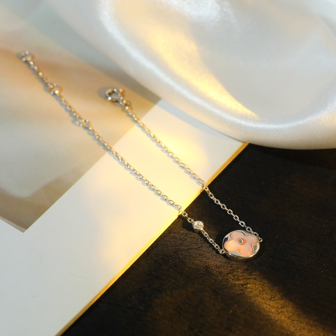 Glow Jewelry – Sonnenmotiv Perlmuttarmband aus Silber in Rosa