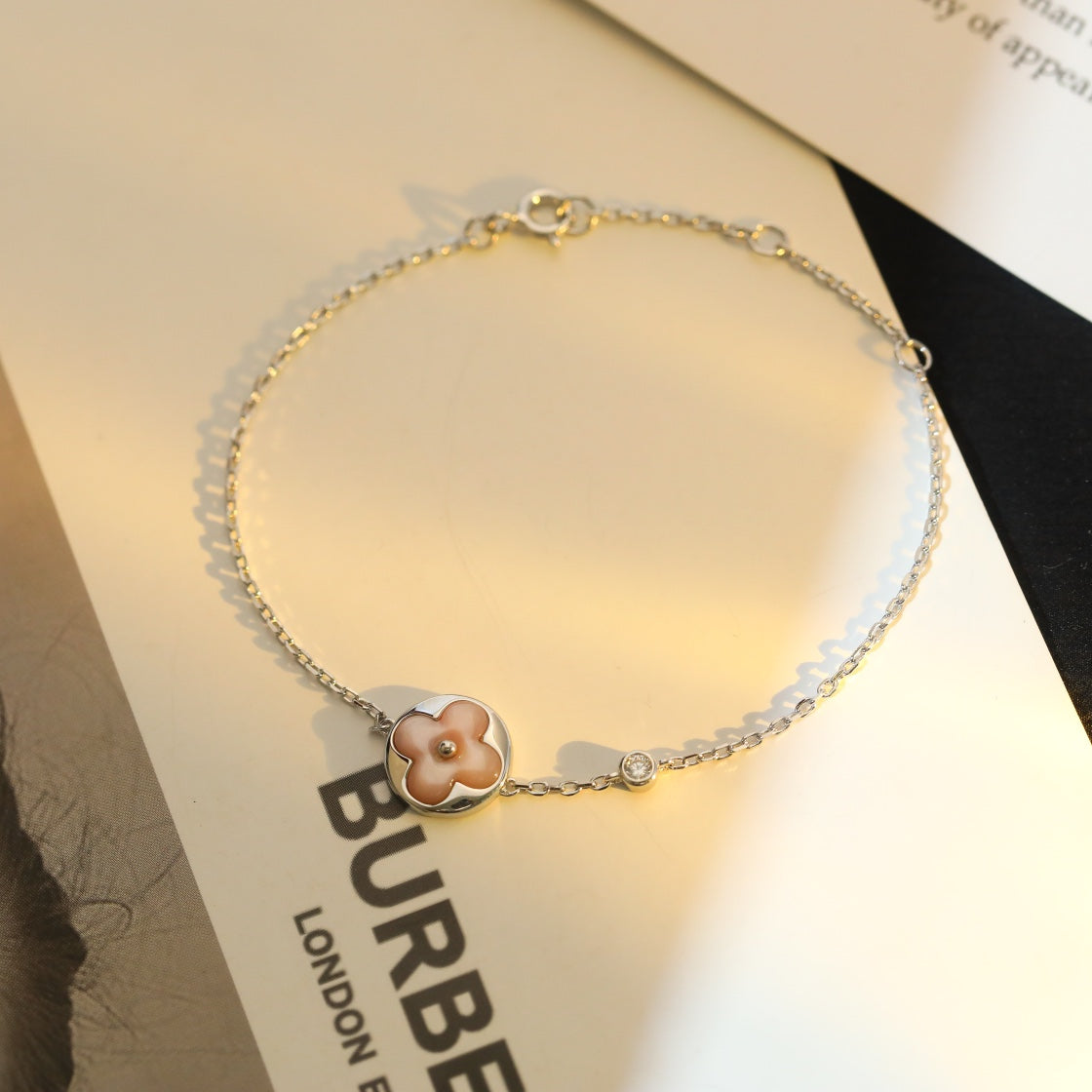 Glow Jewelry – Sonnenmotiv Perlmuttarmband aus Silber in Rosa
