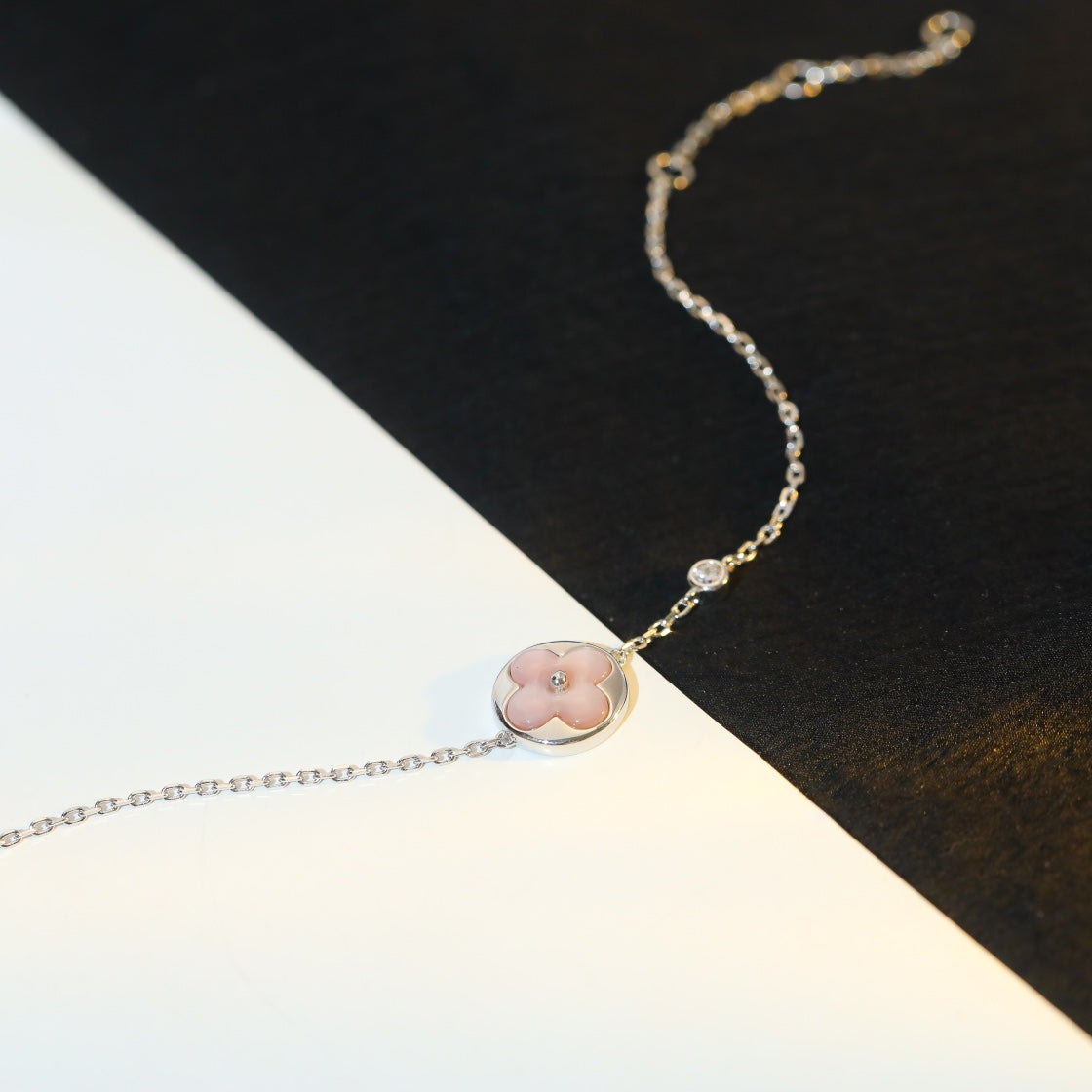 Glow Jewelry – Sonnenmotiv Perlmuttarmband aus Silber in Rosa