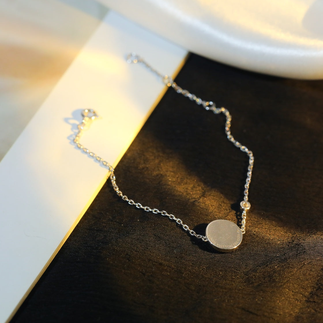 Glow Jewelry – Sonnenmotiv Perlmuttarmband aus Silber in Rosa