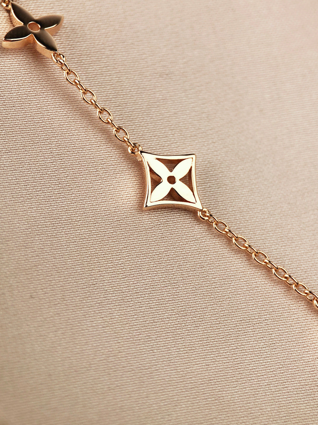 „Glow Jewelry“ STERNE UND SONNE 7 MOTIVE GOLDBRACELET