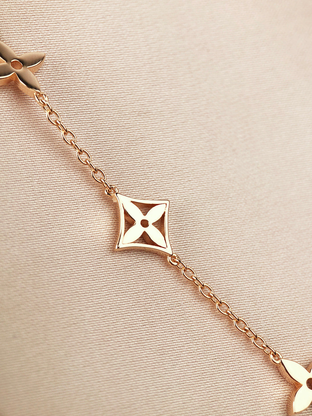 „Glow Jewelry“ STERNE UND SONNE 7 MOTIVE GOLDBRACELET