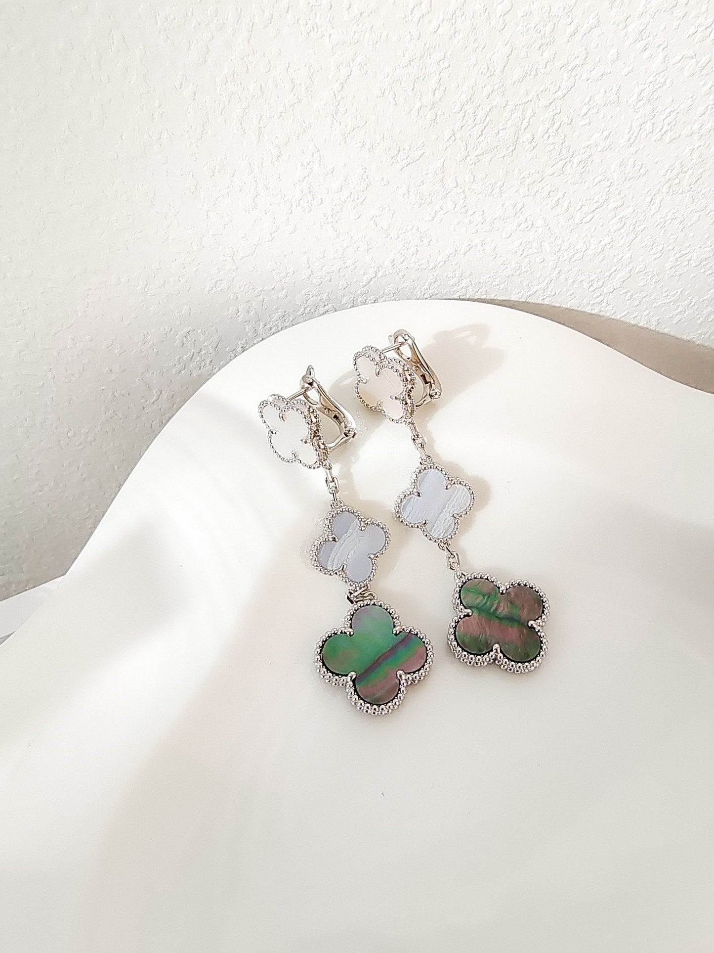 [Glow Jewelry]CLOVER 3 MOTIFS CHALCEDONY DARK MOP SILVER EARRINGS