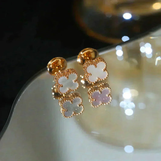 „Glow Jewelry“ CLOVER MINI 9,5MM WEISSE PERLMUTT-OHRRINGE