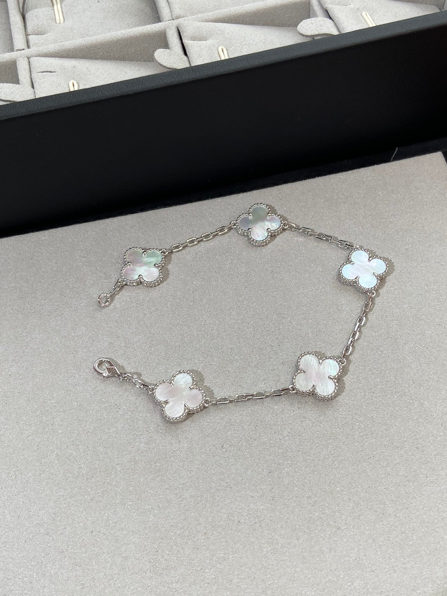 [Glow Jewelry]Neue KOLLEKTION CLOVER WHITE PEARL MOP 5 MOTIV ARMBÄNDER