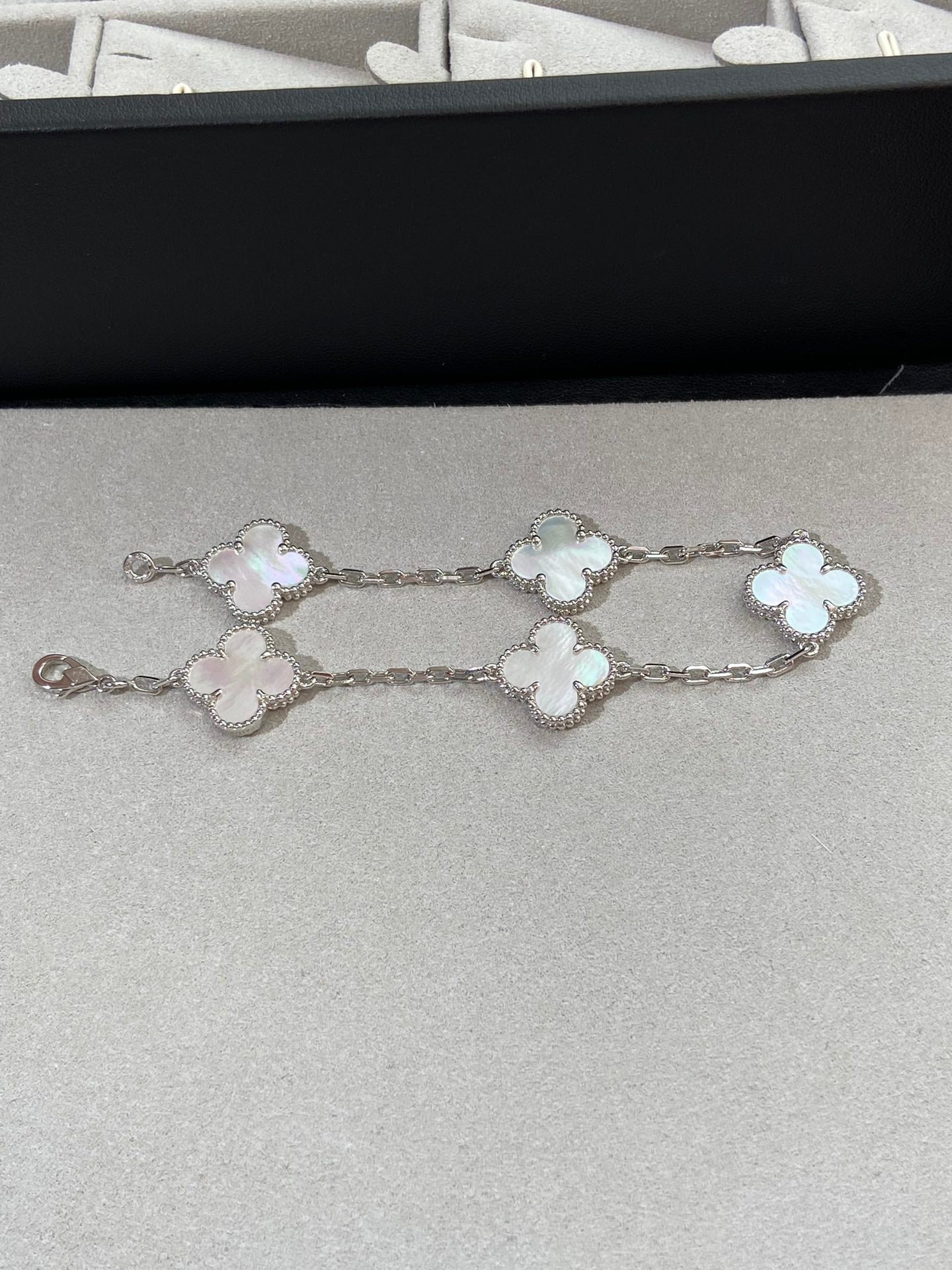 [Glow Jewelry]Neue KOLLEKTION CLOVER WHITE PEARL MOP 5 MOTIV ARMBÄNDER