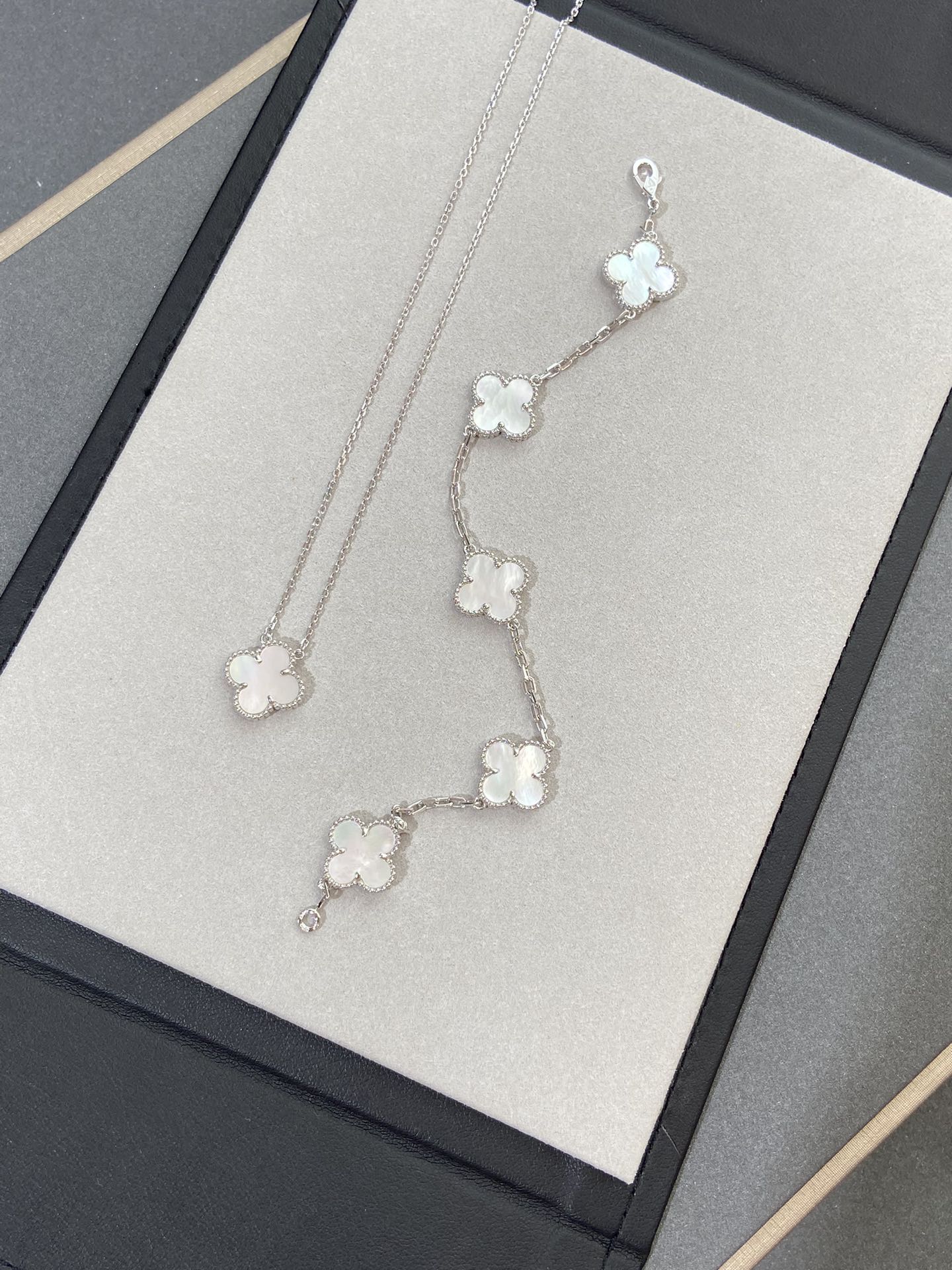 [Glow Jewelry]Neue KOLLEKTION CLOVER WHITE PEARL MOP 5 MOTIV ARMBÄNDER