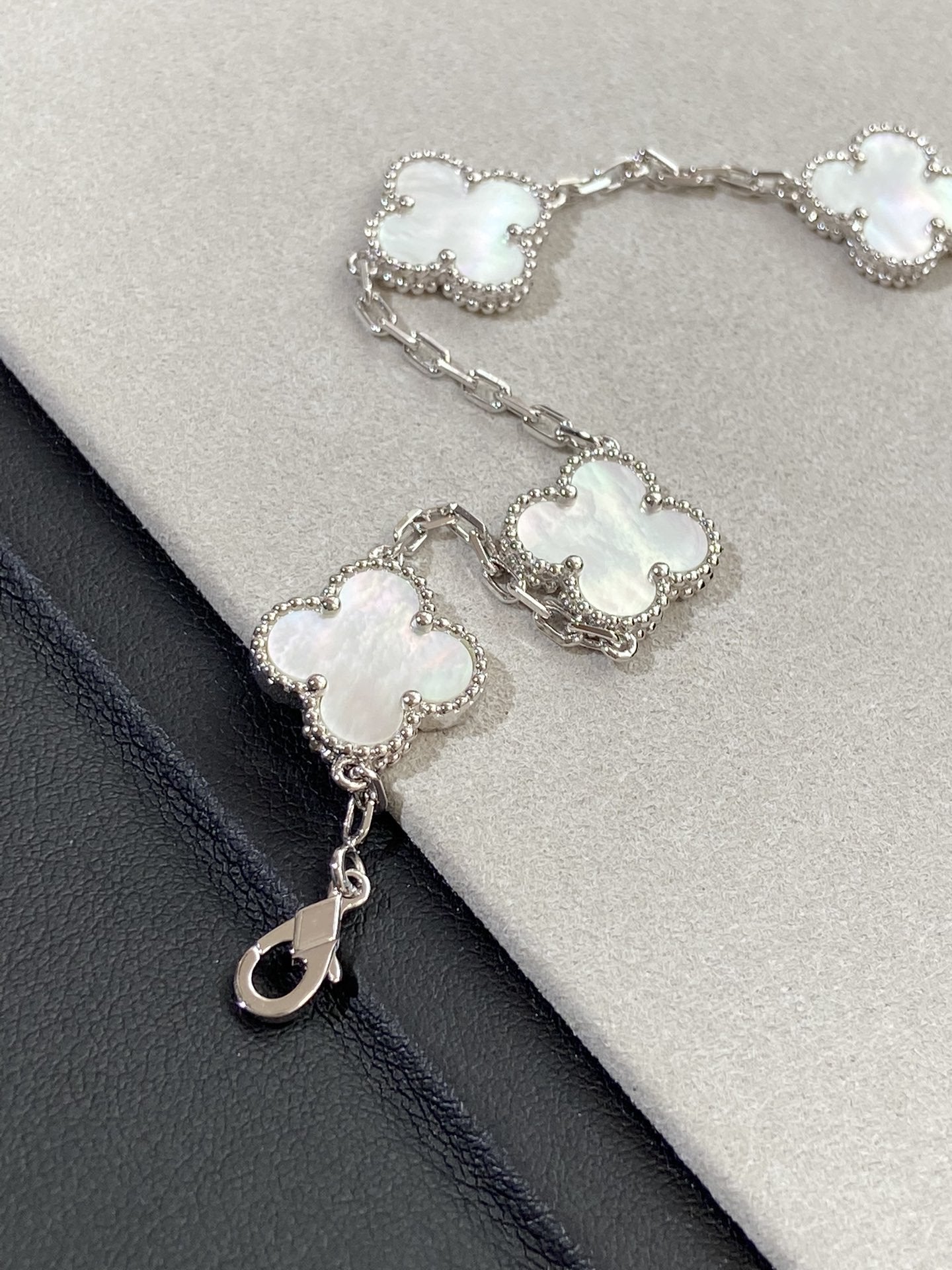 [Glow Jewelry]Neue KOLLEKTION CLOVER WHITE PEARL MOP 5 MOTIV ARMBÄNDER