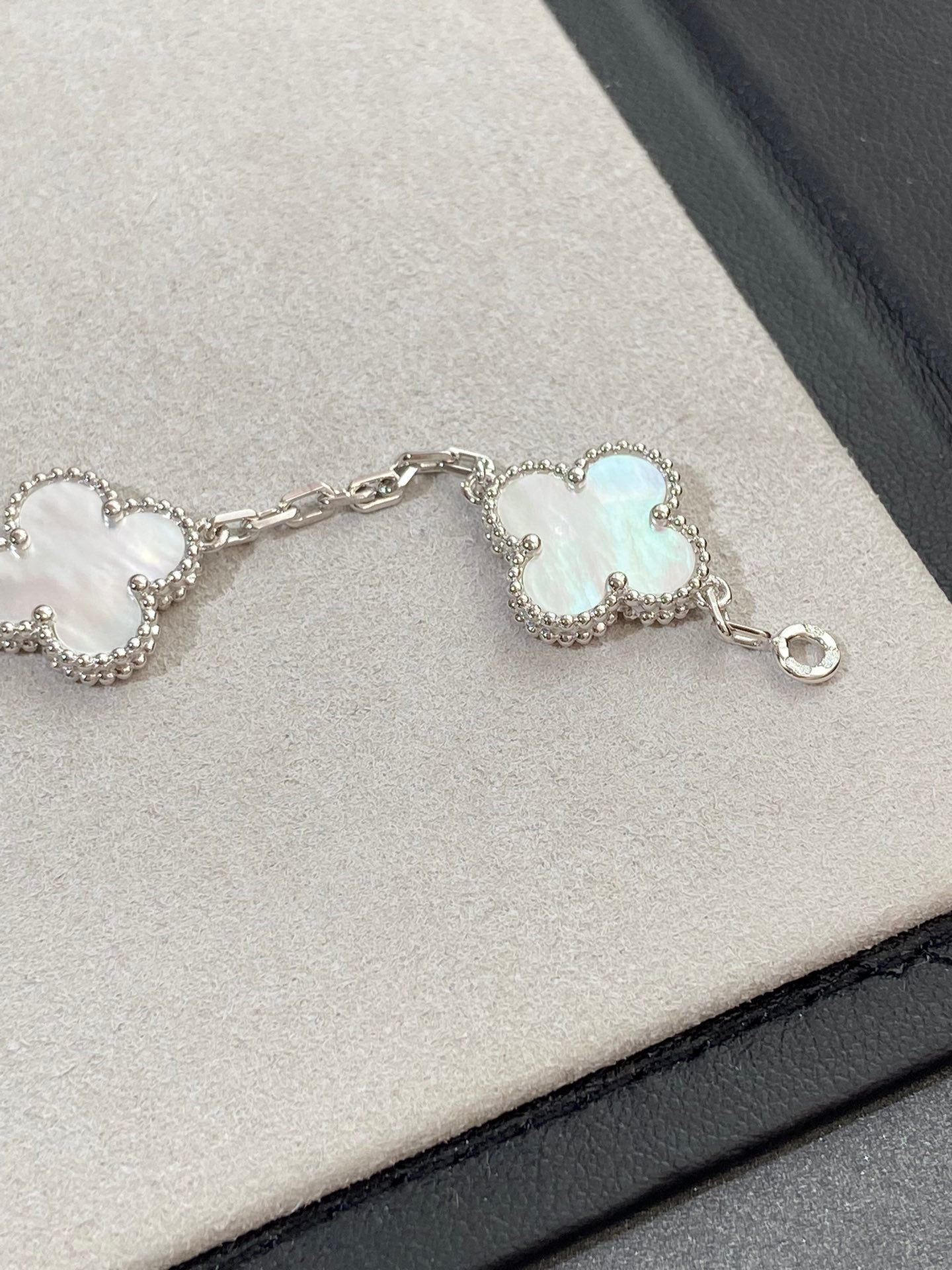 [Glow Jewelry]Neue KOLLEKTION CLOVER WHITE PEARL MOP 5 MOTIV ARMBÄNDER