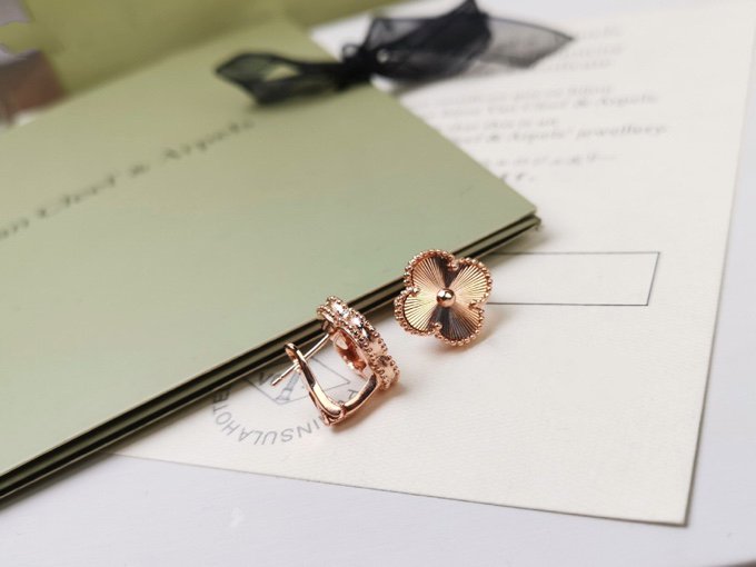 „Glow Jewelry“ Mittelgroße Ohrstecker „Clover“
