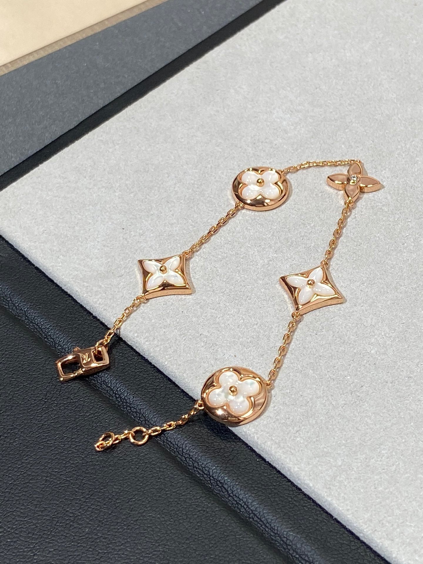 ¡®Glow Jewelry¡¯STAR AND SUN 5 MOTIF MOP PINK GOLD BRACELET