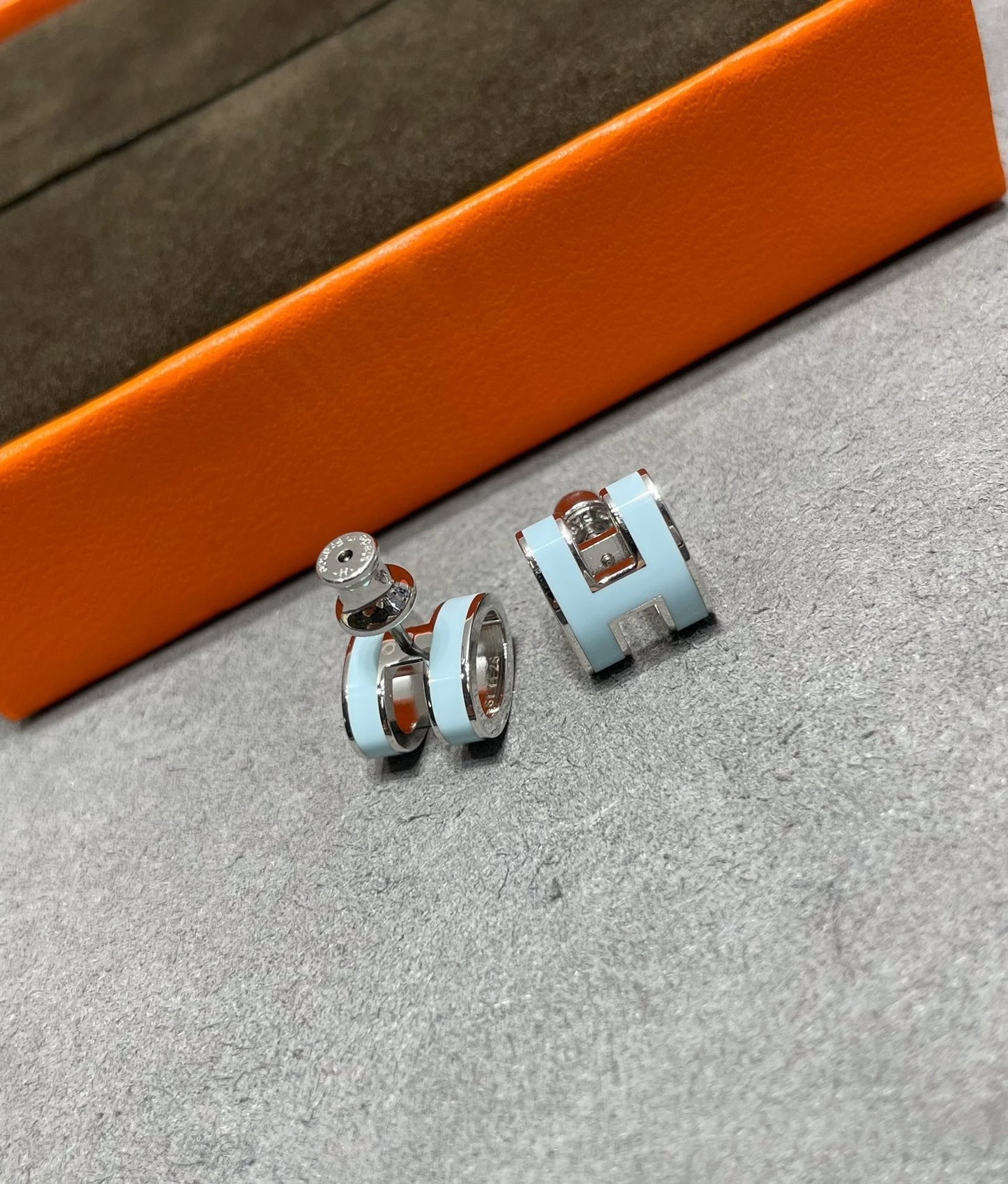 „Glow Jewelry“ POP H SKY BLUE OHRSTECKER