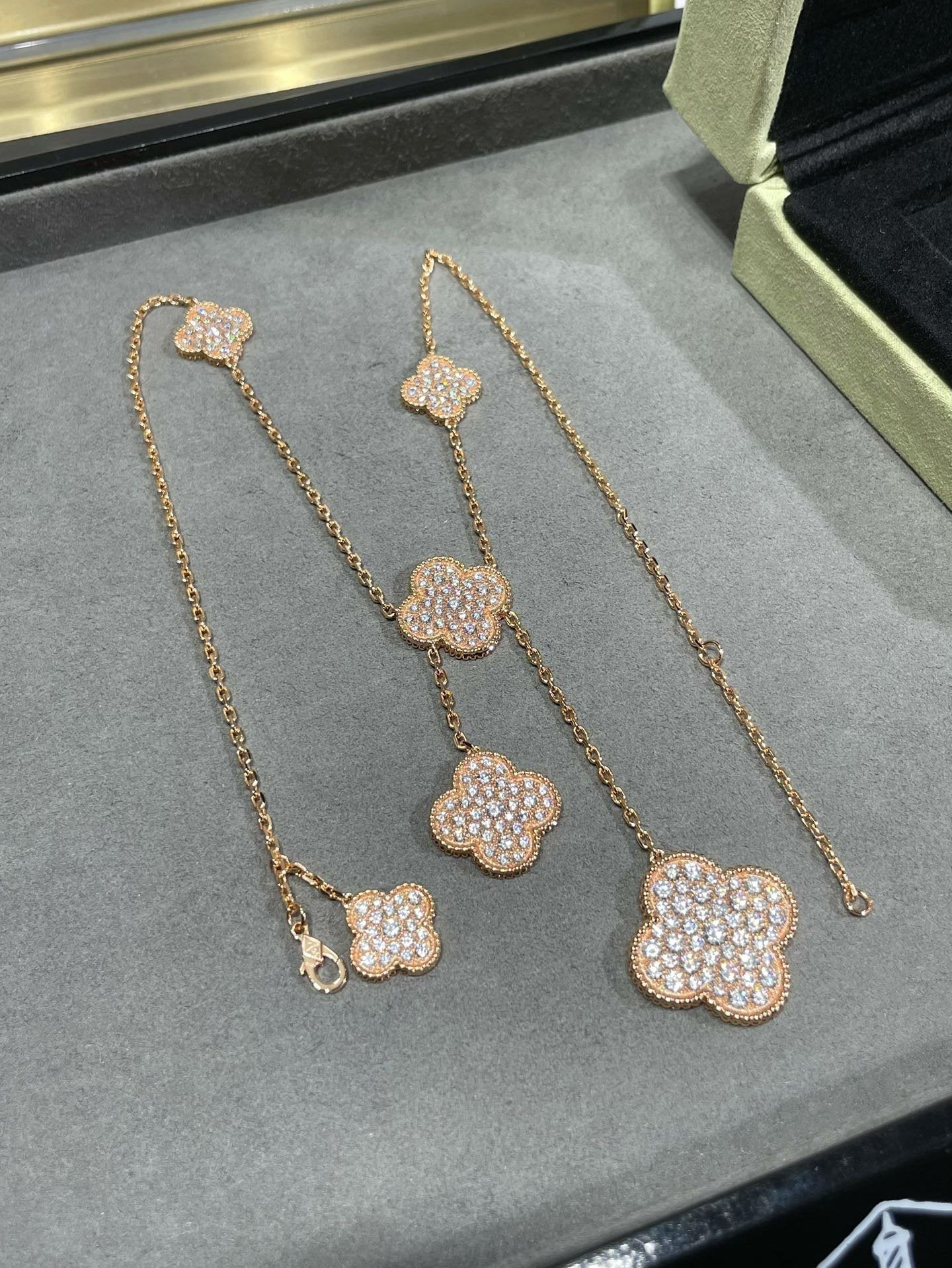 CLOVER 6 MOTIV HALSKETTE MIT DIAMANTEN-PAVÉ