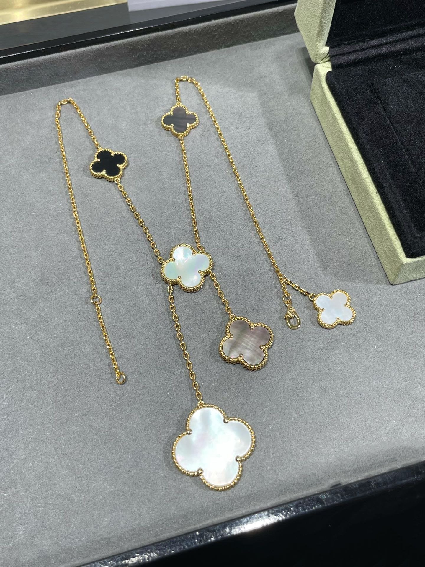 „Glow Jewelry“ KLEE 6 MOTIV PERLMUTT ONYX GOLD HALSKETTE