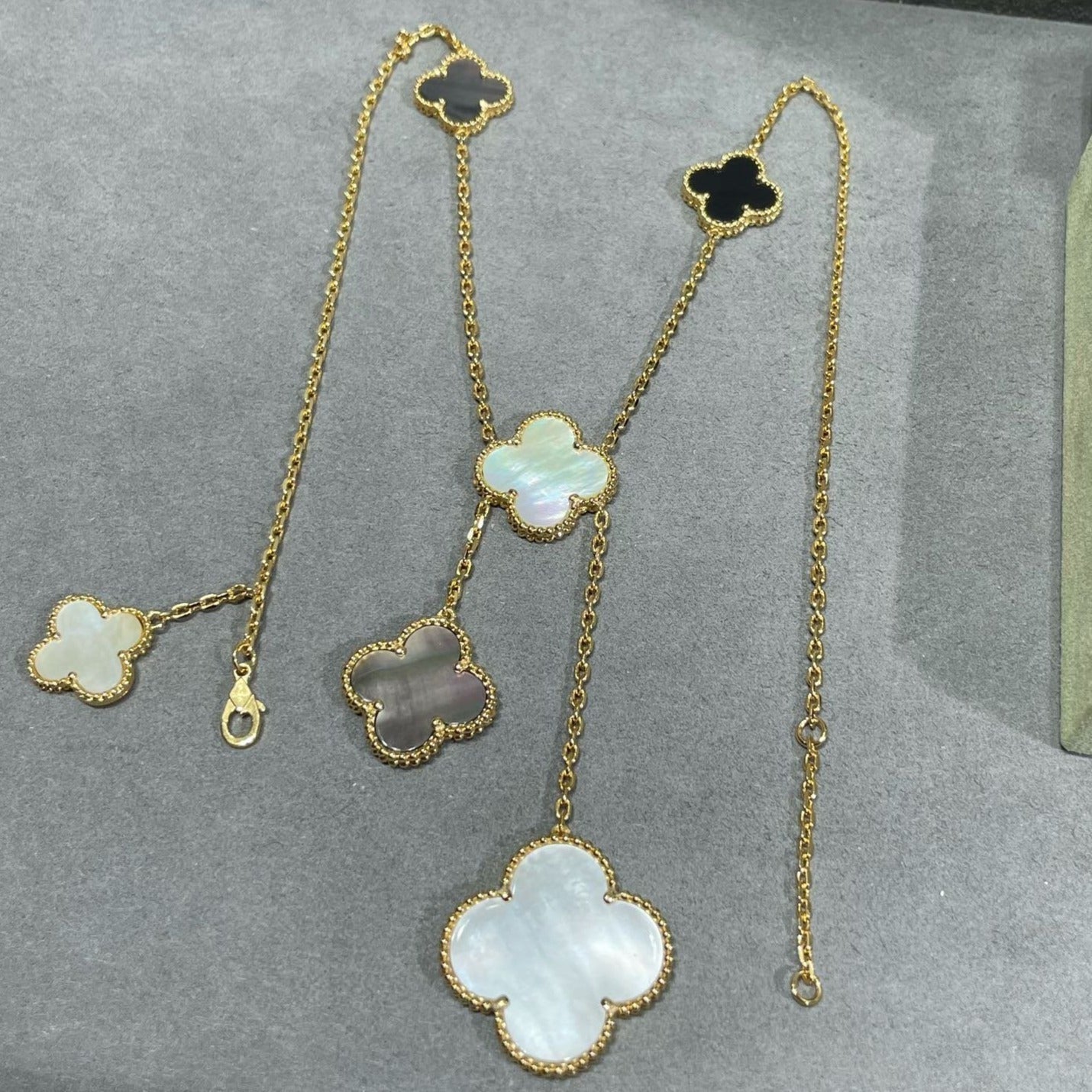 „Glow Jewelry“ KLEE 6 MOTIV PERLMUTT ONYX GOLD HALSKETTE