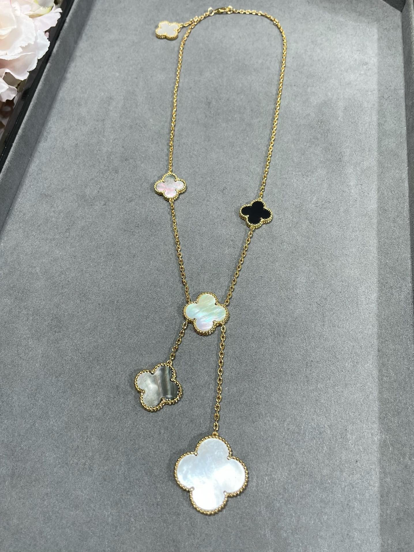 „Glow Jewelry“ KLEE 6 MOTIV PERLMUTT ONYX GOLD HALSKETTE