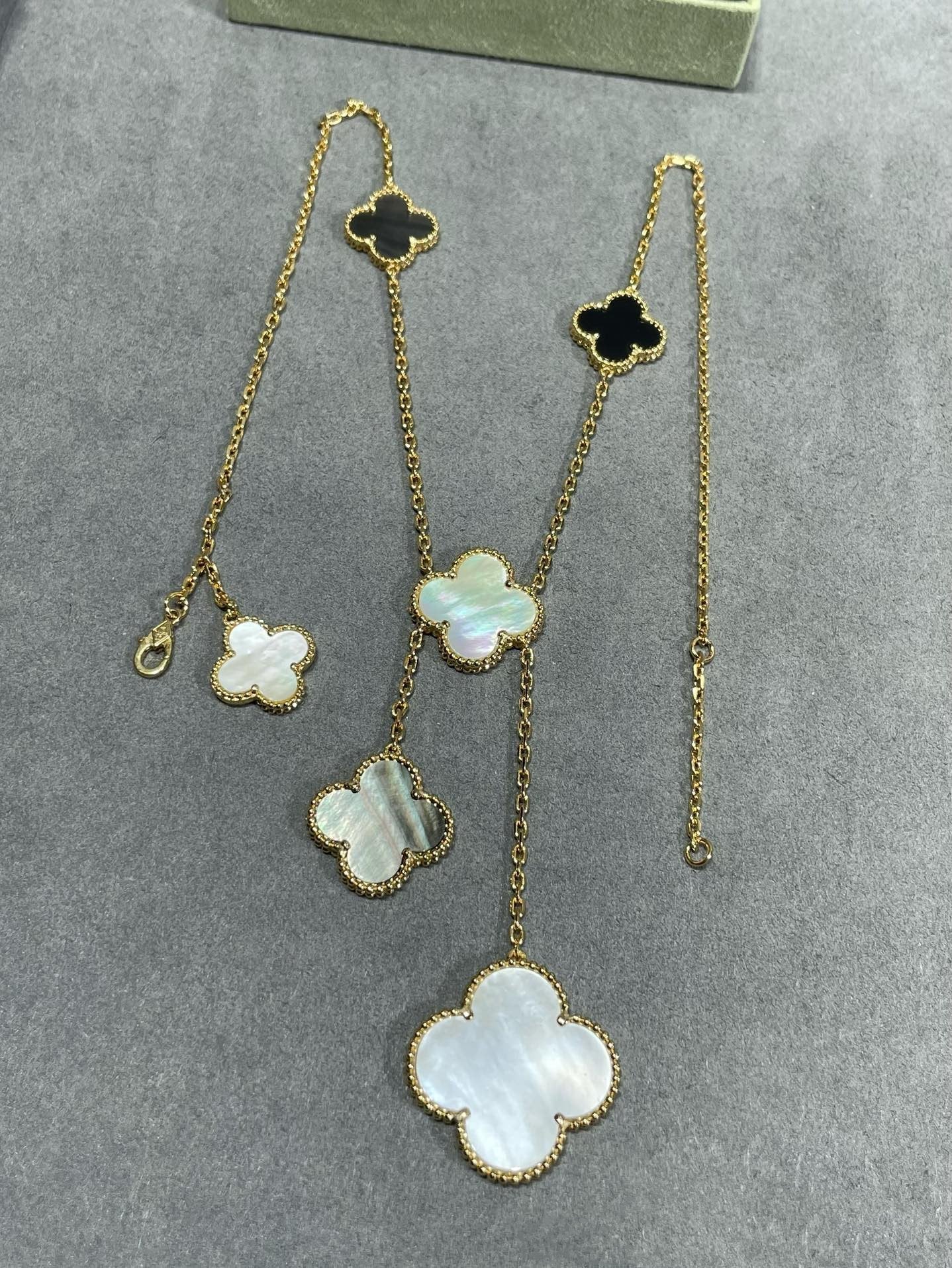 „Glow Jewelry“ KLEE 6 MOTIV PERLMUTT ONYX GOLD HALSKETTE