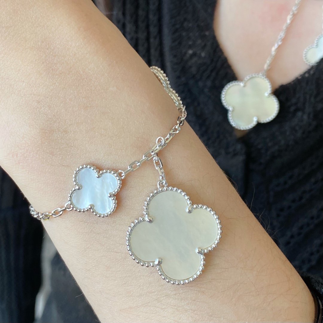 „Glow Jewelry“ Kleeblatt-Armband mit 5 Motiven, weißes Perlmutt, Silber