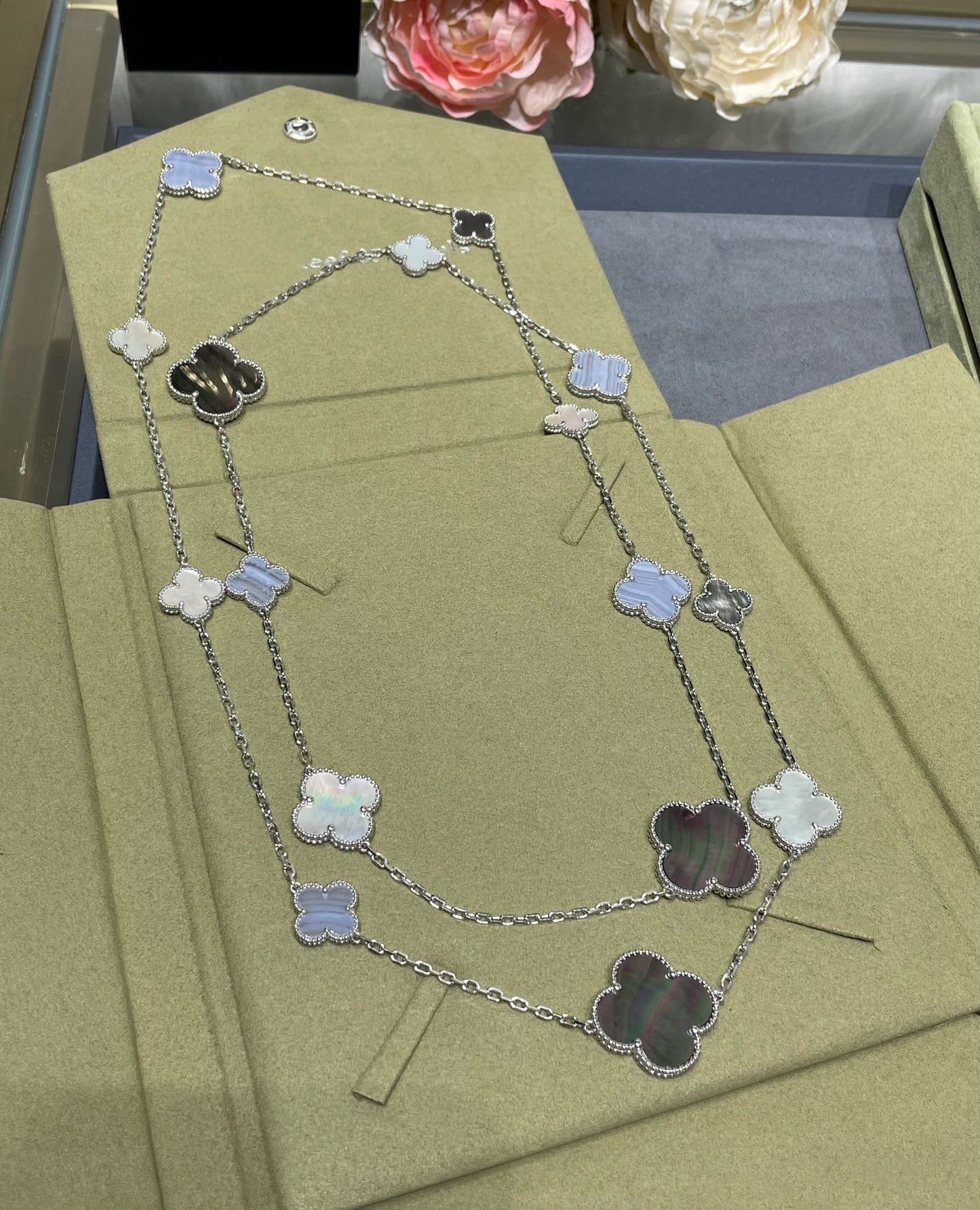 „Glow Jewelry“ KLEE 16 MOTIV CHALCEDON MOP SILBER HALSKETTE