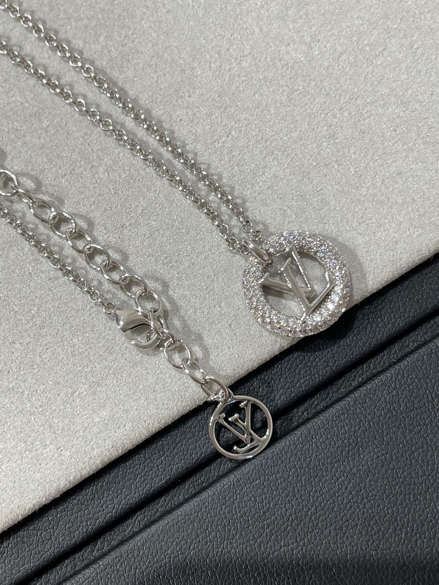 Halskette mit Diamantbesatz „Glow Jewelry“ von Night